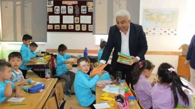 Başkan Fatih Çalışkan'dan minik öğrencilere hediye