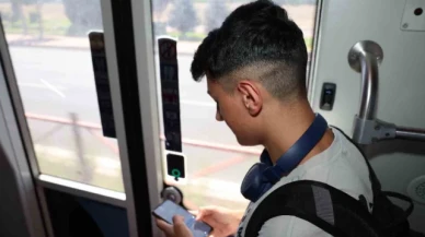 Büyükşehir'in tramvaylardaki ücretsiz internetinden vatandaşlar çok memnun