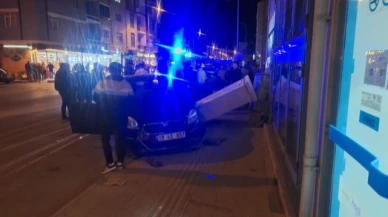 Çarpışan otomobiller markete girdi: 2 yaralı