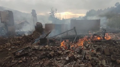 Çorum'da köy yangını: 3 ev ile 6 samanlık yandı