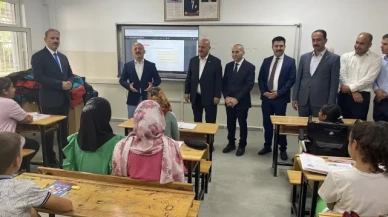 Depremzede öğrencilere kırtasiye malzemesi dağıtıldı