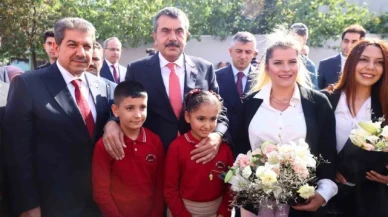 Esenler'de geri dönüşümden elde edilen defterler öğrencilere dağıtıldı