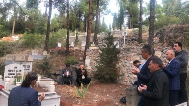 İlk ziyaretini Kabristanlığa yaptı