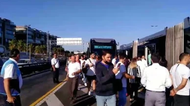 İstanbul'da metrobüs arıza yaptı, yolcular yürümek zorunda kaldı