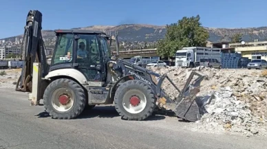 Kahramanmaraş'ta belediye ekipleri inşaat atıklarını kaldırıyor