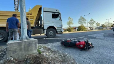 Kamyon ile motosiklet çarpıştı: 1 yaralı