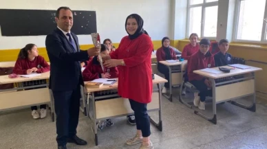 Kars Valisi Polat'tan öğretmenlere karanfil