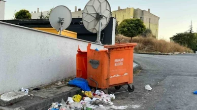 Kırık konteyner değiştirilmeyi bekliyor