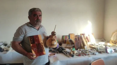 Köy muhtarı boş zamanını sanat eseri üreterek geçiriyor