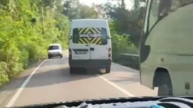 Öğrenci servisinin hızlı ve tehlikeli araç kullandığı anlar kamerada