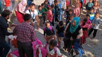 Öğrencilerin kırtasiye ihtiyaçlarını hayırsever aile giderdi