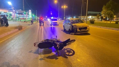 Otomobille çarpışan motosikletli genç ağır yaralandı