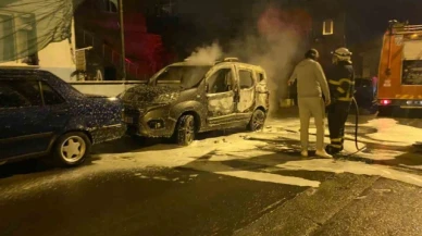 Park halindeki araç alev alev yandı