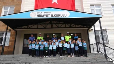 Tatvan'daki minik öğrencilere "Milli Projeler" temalı boyama kitabı dağıtıldı