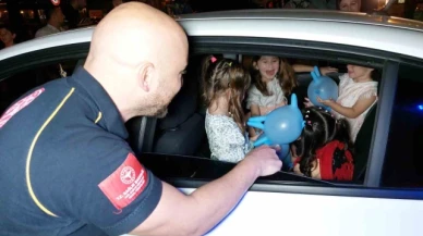 Trafik kazasından korkan çocukların yüzünü ambulans şoförü güldürdü