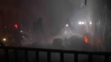 Yangında fabrika hurdalığı küle döndü