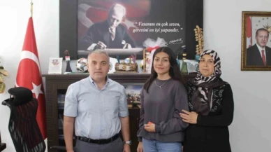 YKS'de derece yapan genç kız yarım altınla ödüllendirildi