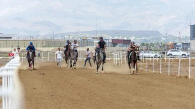 14. Geleneksel Rahvan At Yarışları nefes kesti, attan düşen genç kadın yaralandı