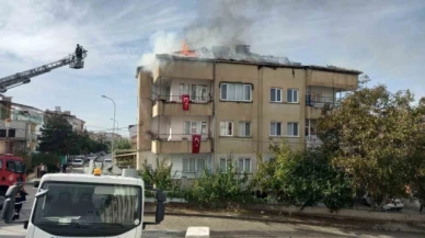 3 katlı binanın çatısı alevlere teslim oldu