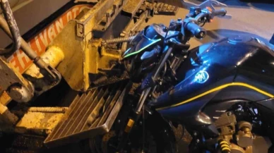 Çöp kamyonuna arkadan çarpan motosiklet sürücüsü kazayı yara almadan atlattı