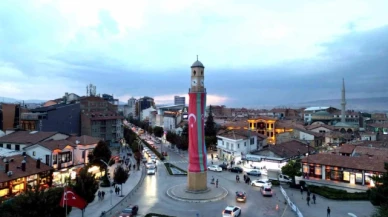 Çorum saat kulesine kardeşlik bayrağı asıldı