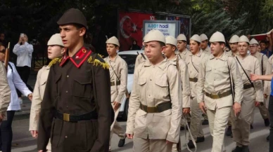 Cumhuriyet'in 100. yılında 'Onbeşliler' kıyafetleriyle yürüdüler