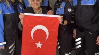 Doğum gününde 112'yi arayıp Türk bayrağı isteyen kadına polisten pastalı sürpriz