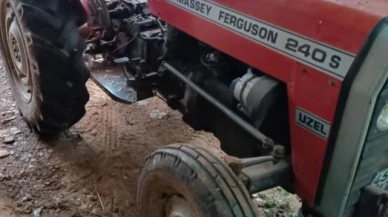 Hareket eden traktörü durdurmak isterken altında kaldı