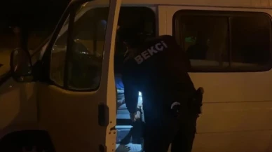 Kontrolden çıkıp ağacı yıkan minibüs karşı şeride geçti