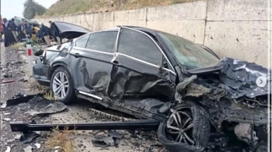 Makam aracı ile otomobil hafif ticari araç çarpıştı: 3 yaralı