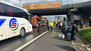 Otobüs kaza yaptı, yolcular valizleriyle yolda kaldı