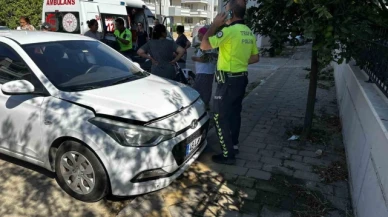 Otomobili park ederken kardeşine çarptı