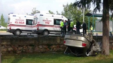 Park halindeki araca çarpan otomobil cami bahçesine uçtu: 11 yaralı