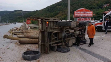 Samsun'da lastiği patlayan kamyonet devrildi: 1 yaralı