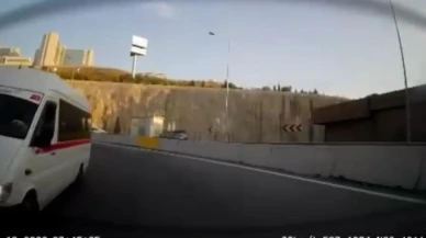 Trafikte dehşeti yaşadılar: Seyir halindeyken üzerlerine servis aracı devrildi