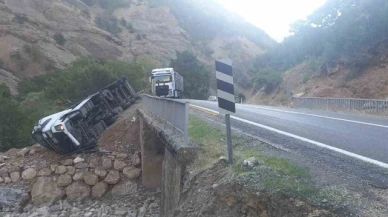 Virajı alamayan tır devrildi: 1 yaralı