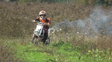 Yaşıtları oyuncakla oynarken, o 5 yaşında motosiklet sürüyor