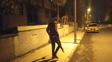Çocuklara silah satan şahsın evine baskın