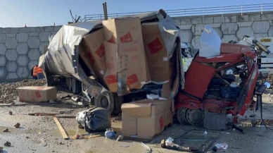 Feci kazada ağır yaralanan tır şoförü hayatını kaybetti