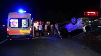 Hafif ticari araç, iki otomobile çarpıp ters döndü: 1 yaralı