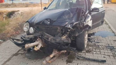 İki otomobil çarpıştı: 3 yaralı