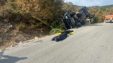 İş makinesi yüklü tır devrildi: 2 ölü