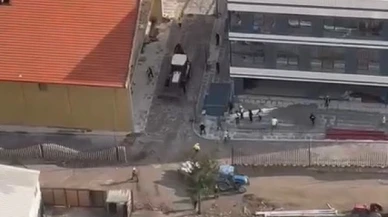 Kızgın kepçe operatörü işçileri iş makinesiyle kovaladı