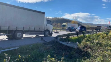 Lastiği patlayan otomobil bariyerlere çarptı