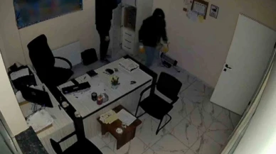 Maskeli hırsızlar kamerayı çevirip kasayı soydu