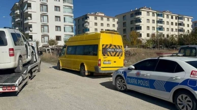 Öğrenci servisi hafif ticari araç ile çarpıştı: 2 yaralı