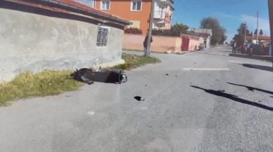 Otomobilin çarptığı motosikletin sürücüsü metrelerce savruldu