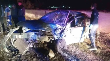 Ticari araç ile otomobil kafa kafaya çarpıştı: 4 yaralı