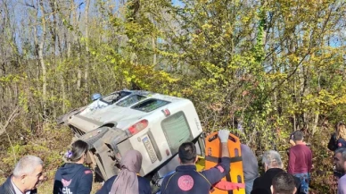 Yolcu minibüsü yoldan çıktı: 1 ölü, 11 yaralı