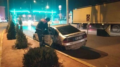 Aydınlatma direğine çarpan otomobilin sürücüsü yaralandı
